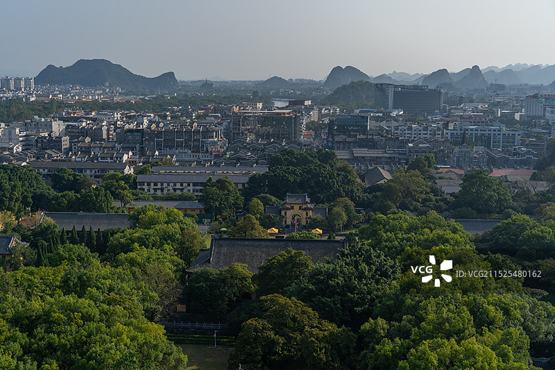 桂林独秀峰上看桂林城、桂林中轴线（靖江王城、正阳步行街、象鼻山、穿山、塔山）图片素材