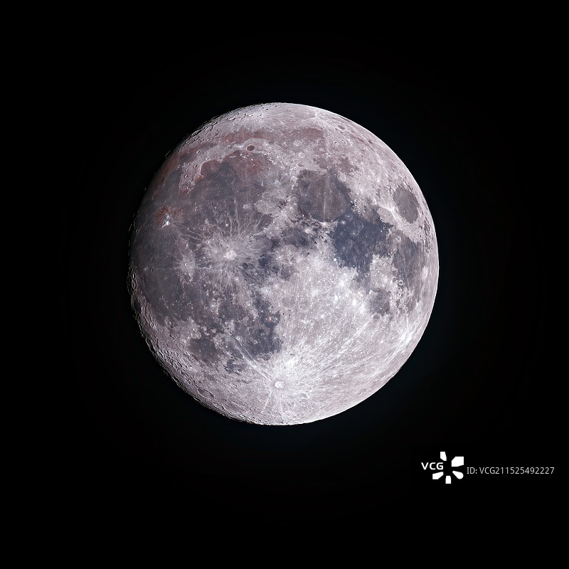 夜空下月亮的低角度视图图片素材