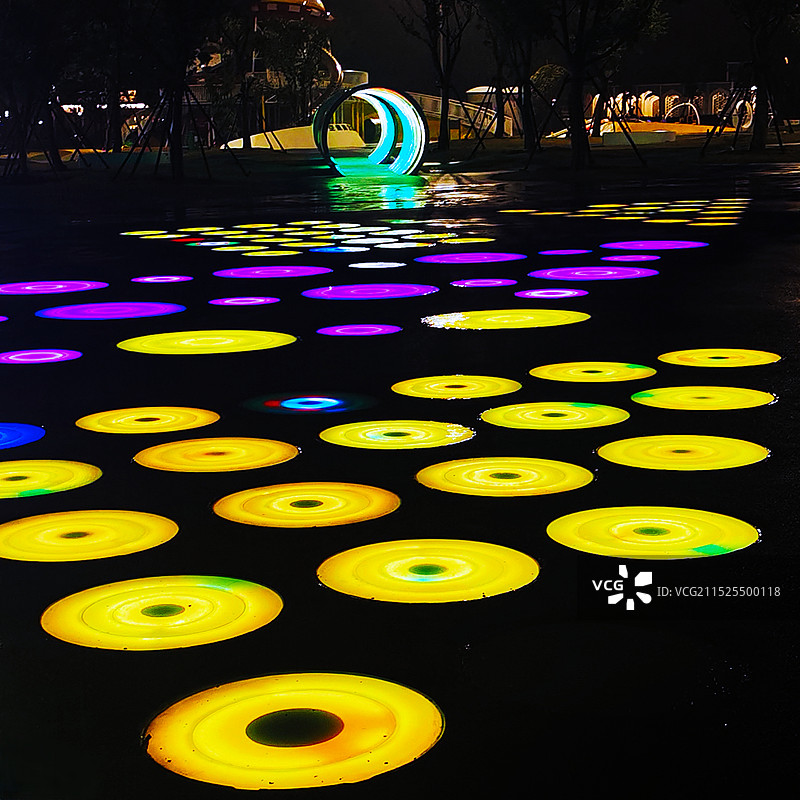 《光源》合肥园博小镇夜景，五彩斑斓。图片素材