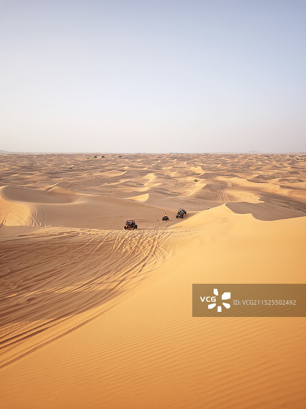 晴空下的沙漠风景图片素材