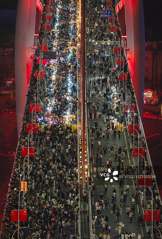 国庆节假期的千厮门大桥封桥，密密麻麻的游客挤满了这座桥图片素材