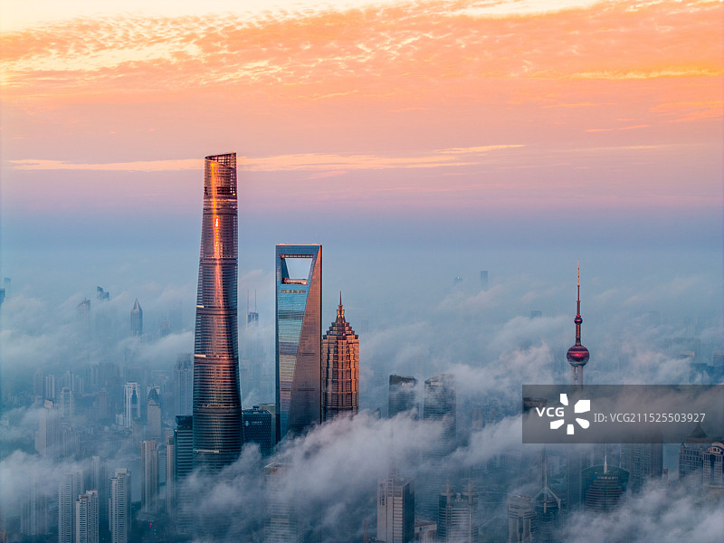 云雾缭绕的上海图片素材