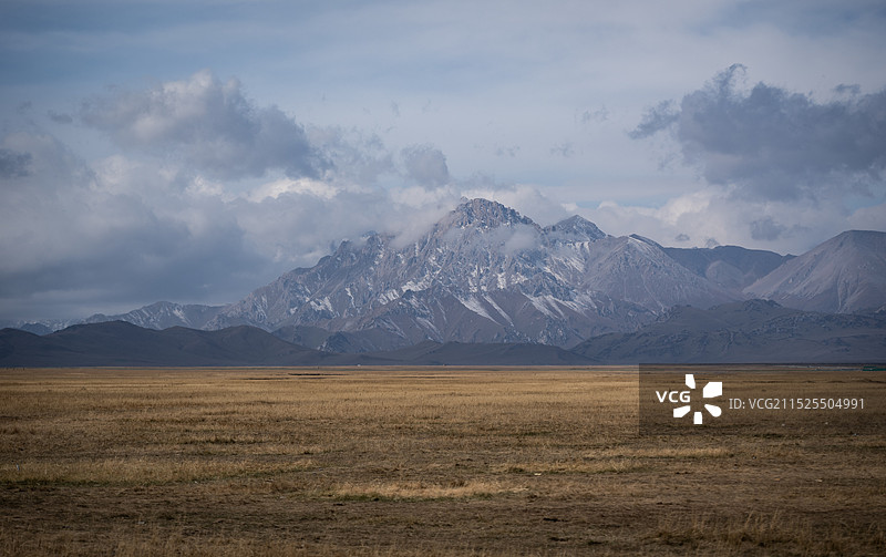赛里木湖路上图片素材