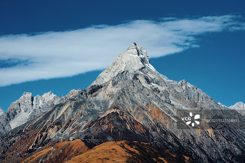 白雪皑皑的群山俯瞰天空图片素材