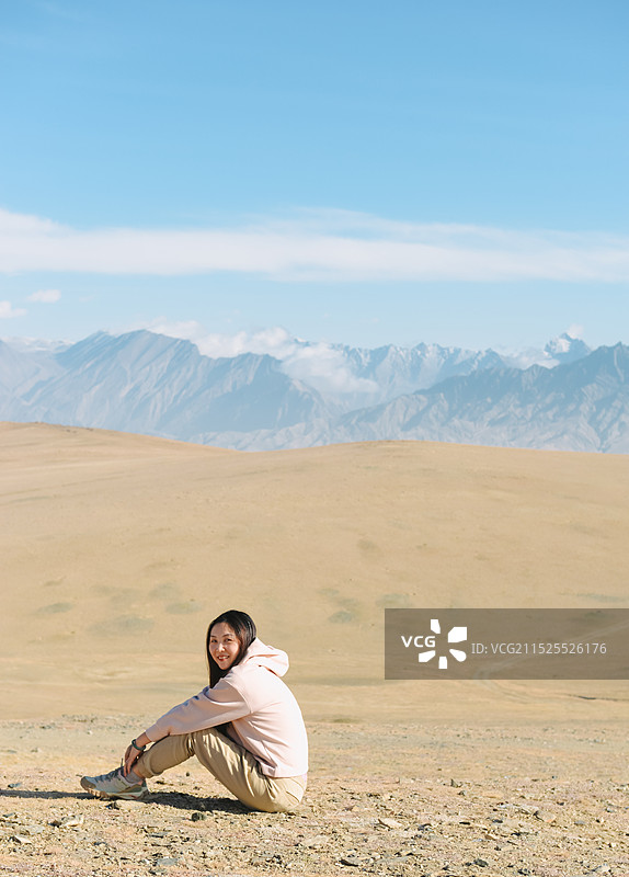 一位中国女性在南疆盘龙古道山顶享受秋季风景图片素材
