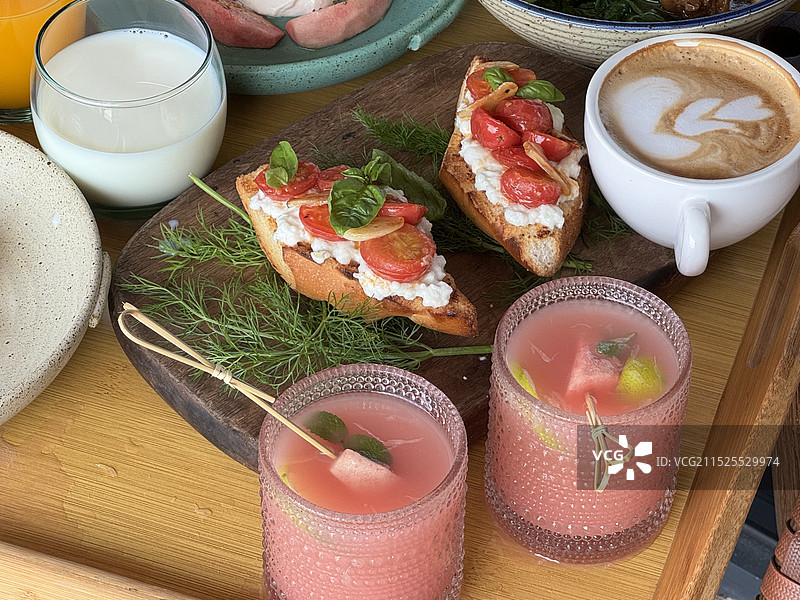 桌上早餐的高角度视图图片素材