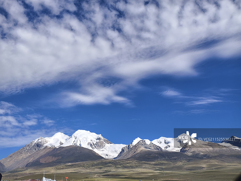 念青唐古拉山脉脚下的圣湖-纳木错图片素材