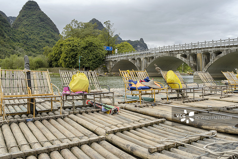 桂林阳朔遇龙河畔的金龙桥图片素材