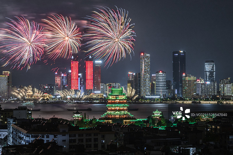 节日烟花下的繁华夜景图片素材