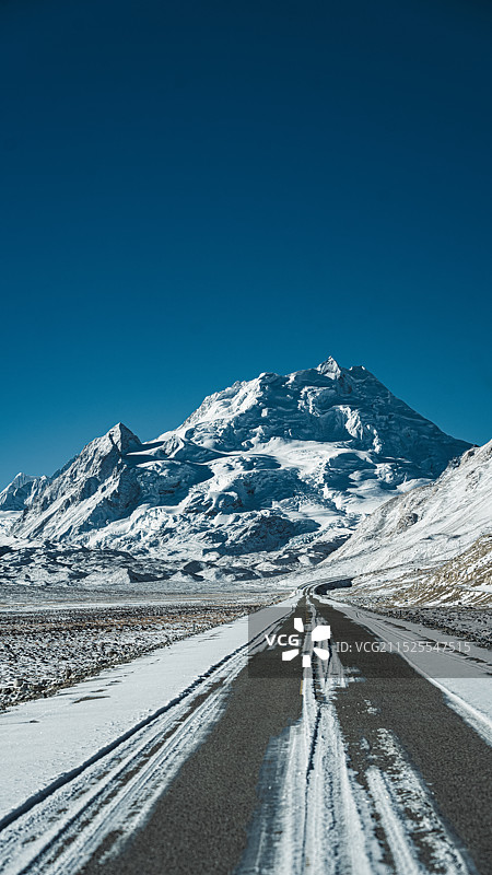 雪山下的公路图片素材