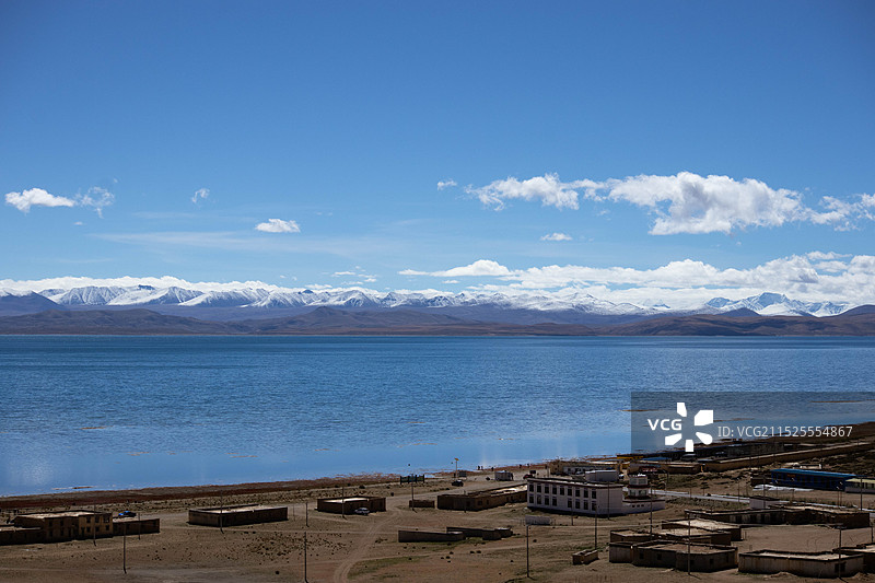 神湖玛旁雍错和人类的村庄图片素材