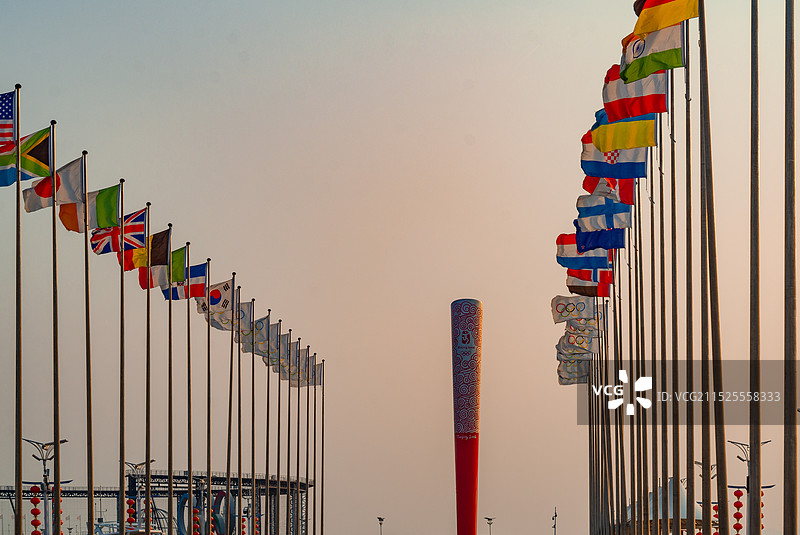 青岛奥帆基地的世界各国和奥运火炬图片素材