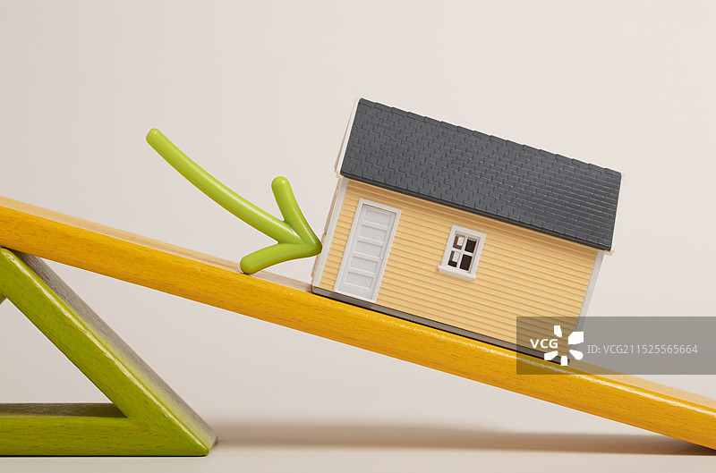 微缩创意房价下降与箭头符号图片素材