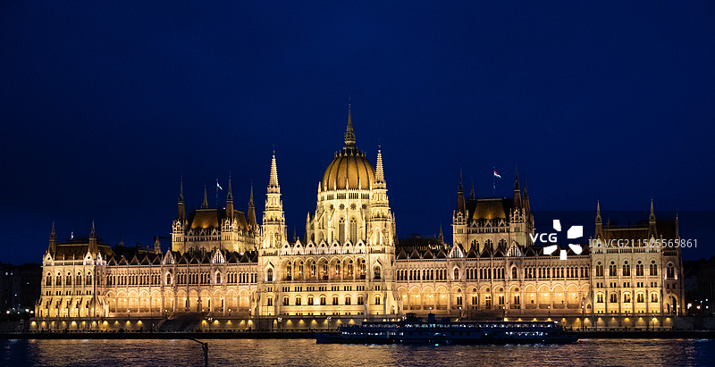布达佩斯国会大厦夜景图片素材