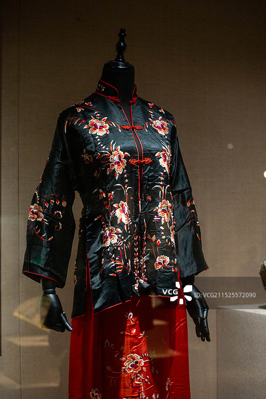 广州十三行历史博物馆展出的清代喜服图片素材