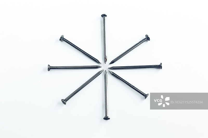 钉子 白色背景上的钉子 铁钉图片素材