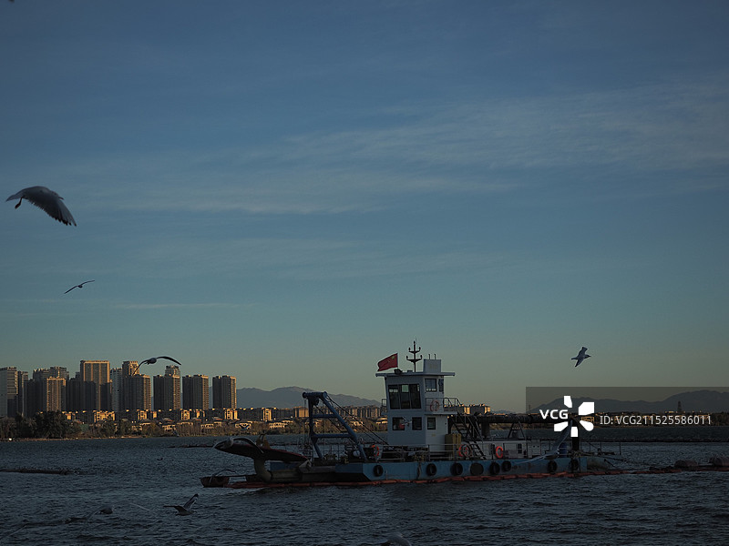 城市风光与与滇池海岸线图片素材