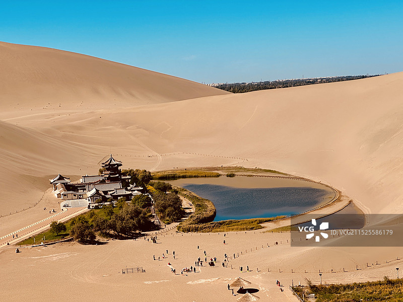 甘肃敦煌鸣沙山 鸣月阁 月牙泉图片素材