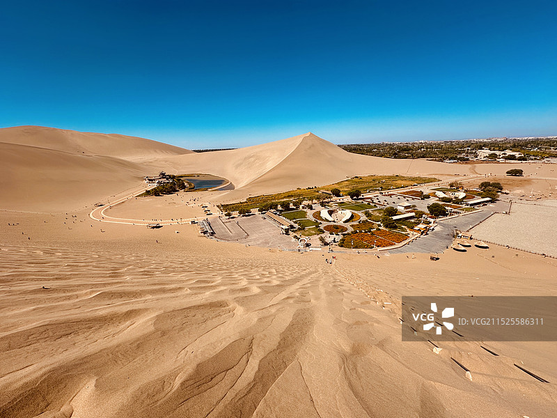 甘肃敦煌鸣沙山 鸣月阁 月牙泉图片素材
