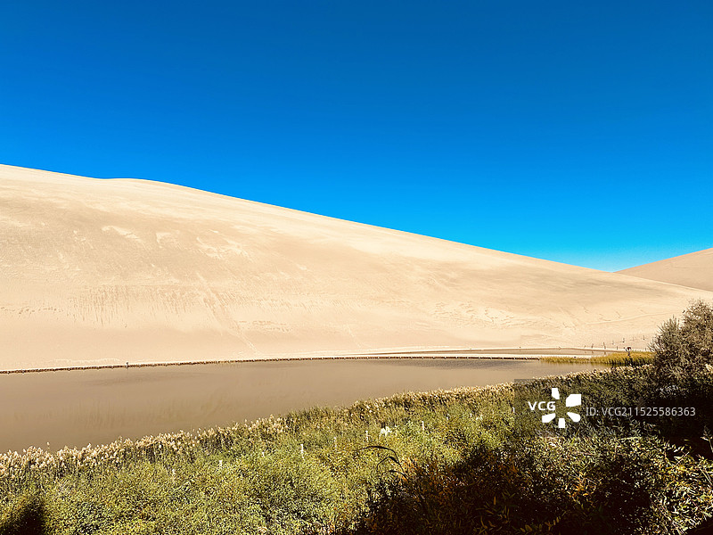 甘肃敦煌鸣沙山 鸣月阁 月牙泉图片素材