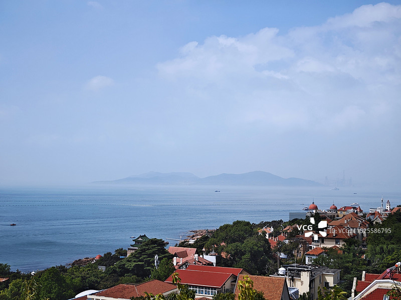 小鱼山红房子与海边天际图片素材