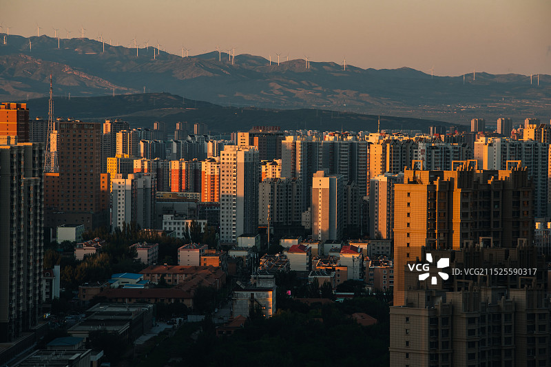 夕阳下的城市图片素材