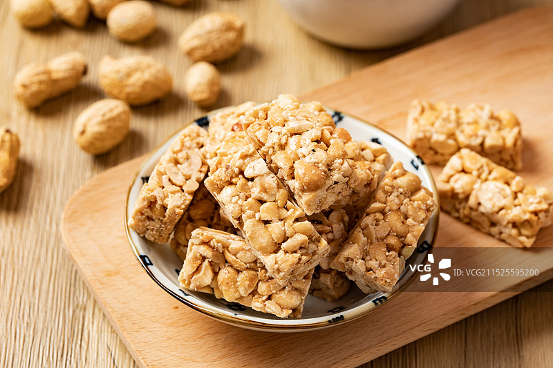 木桌子上的传统小吃花生酥图片素材