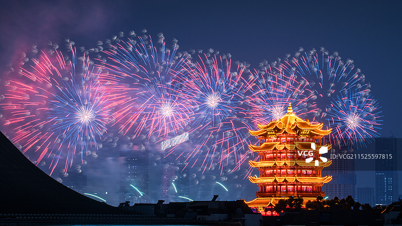 湖北武汉黄鹤楼与烟花同框图片素材