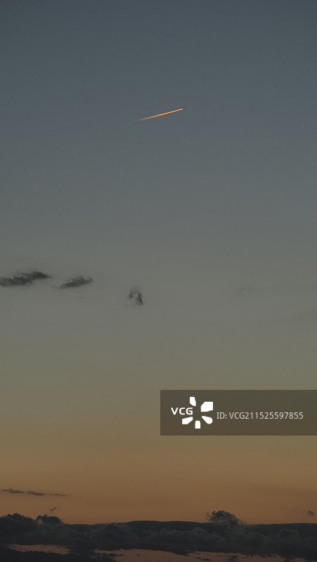 日落时天空中水汽轨迹的低角度视图图片素材