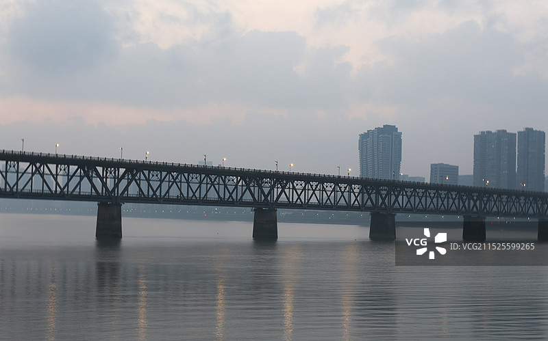 浙江杭州钱塘江大桥钱江一桥日出双层桁架梁桥钱塘江风光中国自行设计建造的第一座双层铁路公路两用桥图片素材