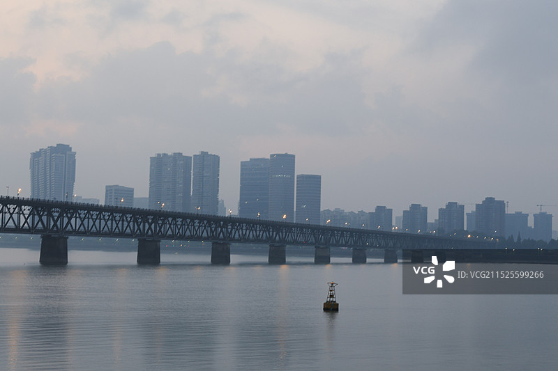 浙江杭州钱塘江大桥钱江一桥日出双层桁架梁桥钱塘江风光中国自行设计建造的第一座双层铁路公路两用桥图片素材