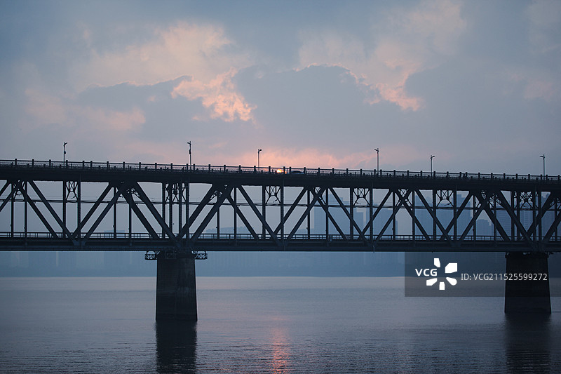 浙江杭州钱塘江大桥钱江一桥日出双层桁架梁桥钱塘江风光中国自行设计建造的第一座双层铁路公路两用桥图片素材