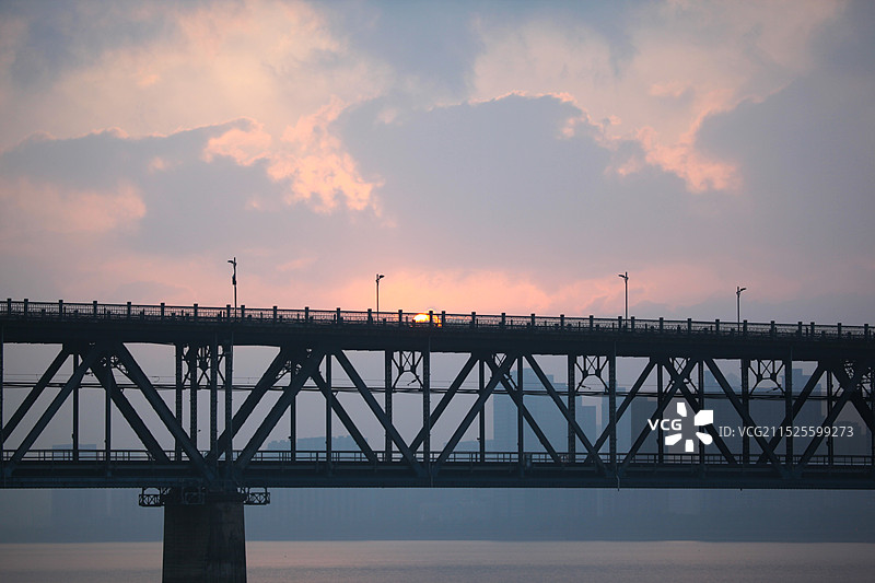 浙江杭州钱塘江大桥钱江一桥日出双层桁架梁桥钱塘江风光中国自行设计建造的第一座双层铁路公路两用桥图片素材