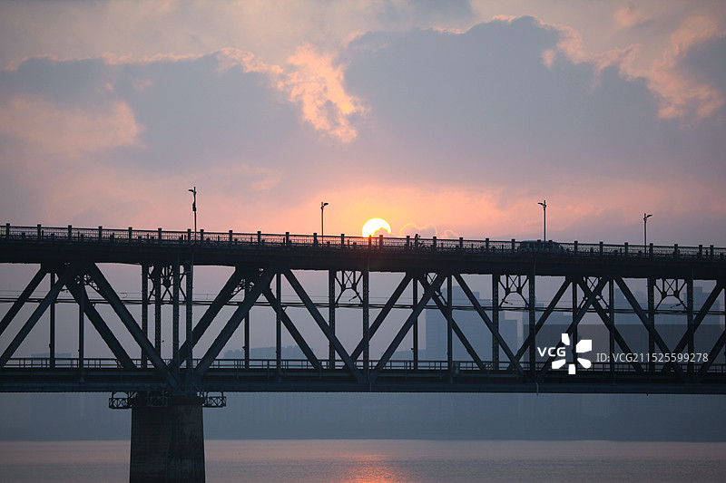浙江杭州钱塘江大桥钱江一桥日出双层桁架梁桥钱塘江风光中国自行设计建造的第一座双层铁路公路两用桥图片素材
