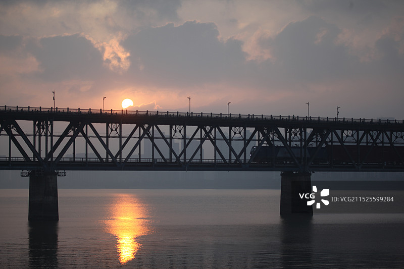 浙江杭州钱塘江大桥钱江一桥日出双层桁架梁桥钱塘江风光中国自行设计建造的第一座双层铁路公路两用桥图片素材