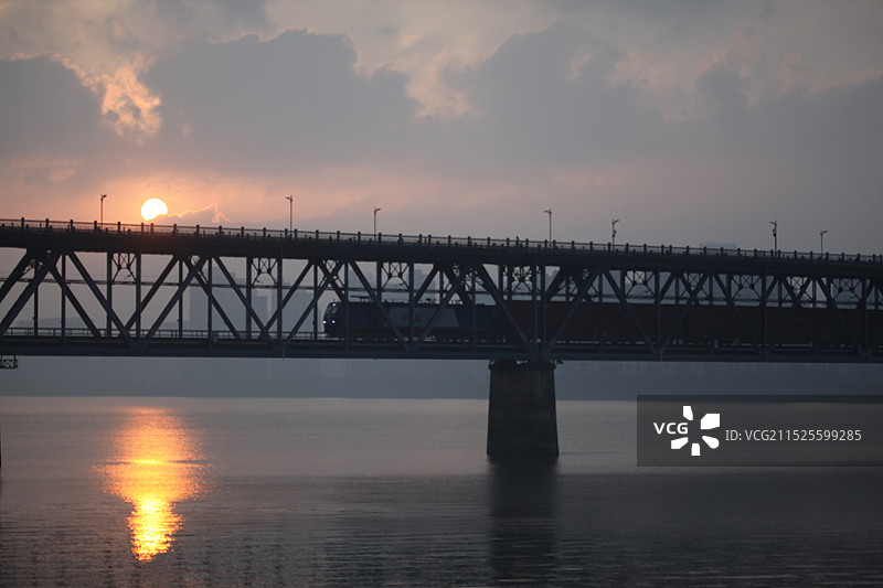 浙江杭州钱塘江大桥钱江一桥日出双层桁架梁桥钱塘江风光中国自行设计建造的第一座双层铁路公路两用桥图片素材