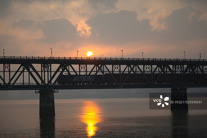 浙江杭州钱塘江大桥钱江一桥日出双层桁架梁桥钱塘江风光中国自行设计建造的第一座双层铁路公路两用桥图片素材