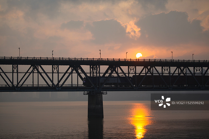 浙江杭州钱塘江大桥钱江一桥日出双层桁架梁桥钱塘江风光中国自行设计建造的第一座双层铁路公路两用桥图片素材