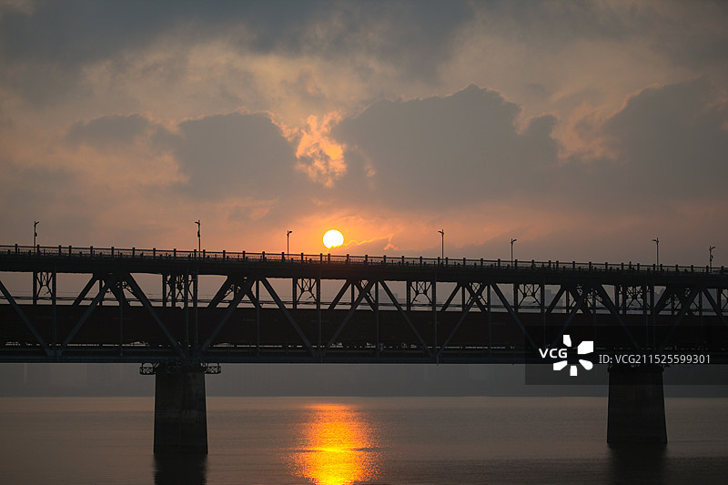 浙江杭州钱塘江大桥钱江一桥日出双层桁架梁桥钱塘江风光中国自行设计建造的第一座双层铁路公路两用桥图片素材