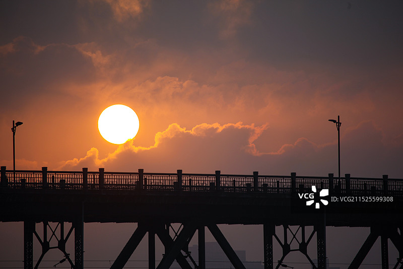 浙江杭州钱塘江大桥钱江一桥日出双层桁架梁桥钱塘江风光中国自行设计建造的第一座双层铁路公路两用桥图片素材
