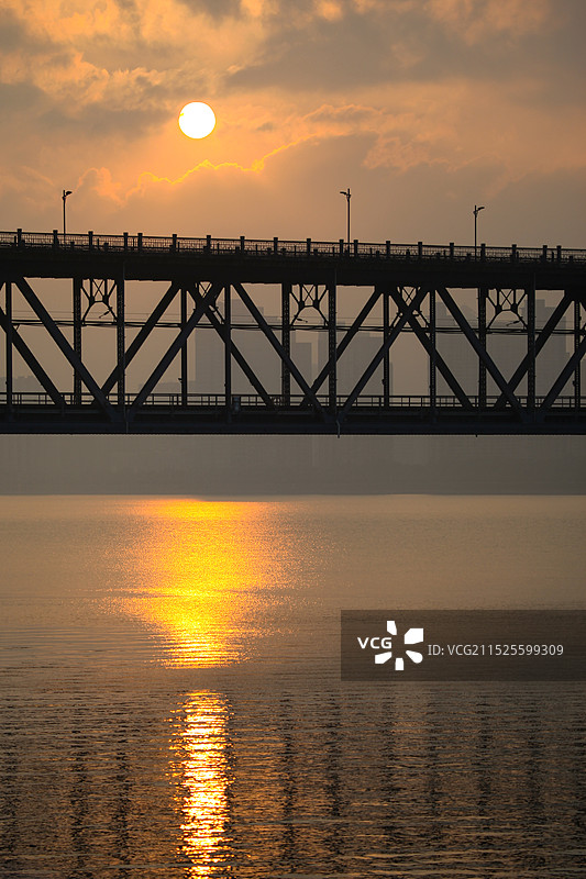 浙江杭州钱塘江大桥钱江一桥日出双层桁架梁桥钱塘江风光中国自行设计建造的第一座双层铁路公路两用桥图片素材