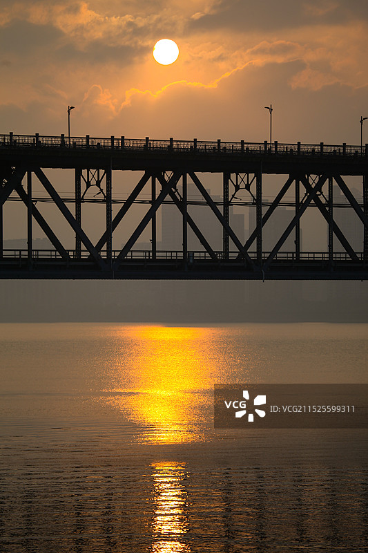 浙江杭州钱塘江大桥钱江一桥日出双层桁架梁桥钱塘江风光中国自行设计建造的第一座双层铁路公路两用桥图片素材