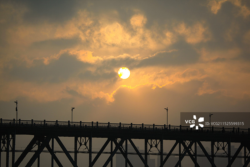 浙江杭州钱塘江大桥钱江一桥日出双层桁架梁桥钱塘江风光中国自行设计建造的第一座双层铁路公路两用桥图片素材