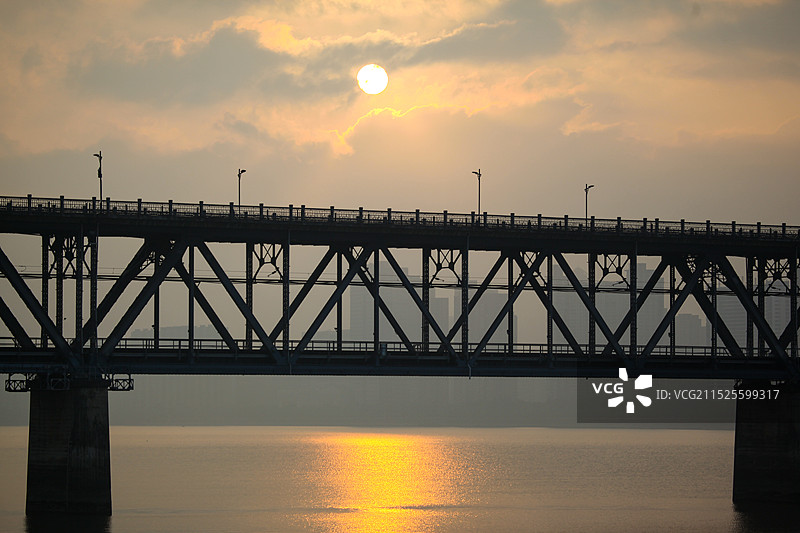 浙江杭州钱塘江大桥钱江一桥日出双层桁架梁桥钱塘江风光中国自行设计建造的第一座双层铁路公路两用桥图片素材