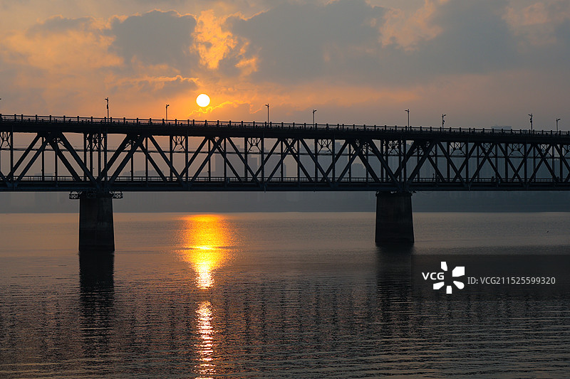 浙江杭州钱塘江大桥钱江一桥日出双层桁架梁桥钱塘江风光中国自行设计建造的第一座双层铁路公路两用桥图片素材