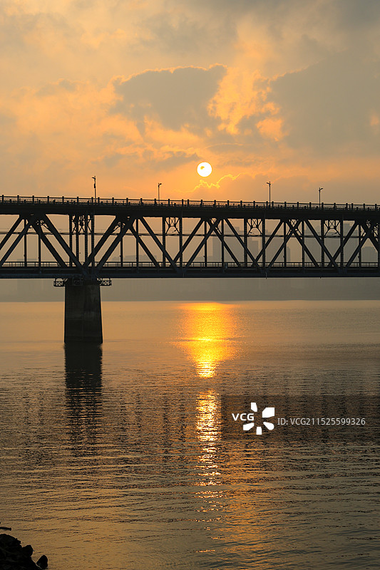 浙江杭州钱塘江大桥钱江一桥日出双层桁架梁桥钱塘江风光中国自行设计建造的第一座双层铁路公路两用桥图片素材