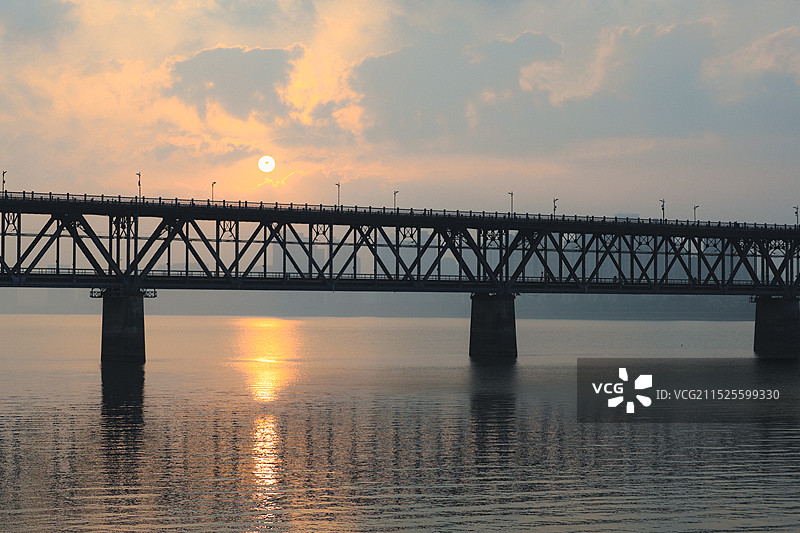 浙江杭州钱塘江大桥钱江一桥日出双层桁架梁桥钱塘江风光中国自行设计建造的第一座双层铁路公路两用桥图片素材