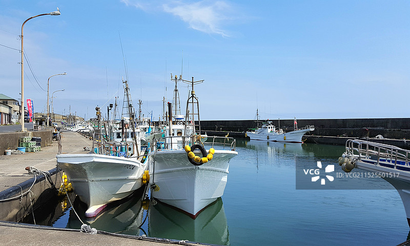 日本千叶县铫子市，停靠在外川渔港的渔船图片素材