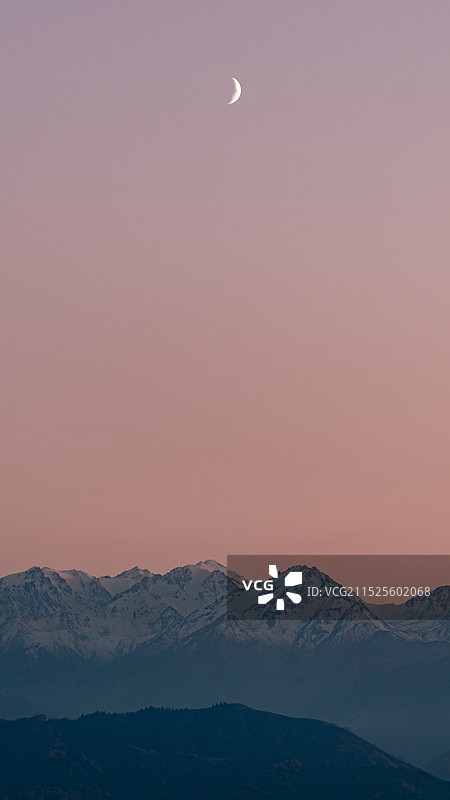 日暮时的雪山与弯月（科克托别山，阿拉木图，哈萨克斯坦）图片素材