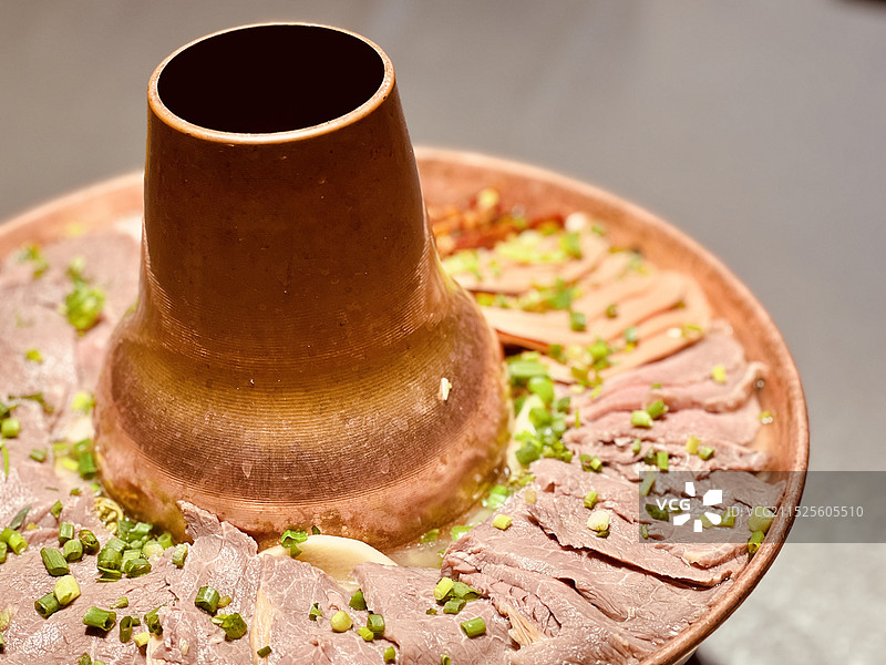 热腾腾的老式牛肉火锅特写图片素材